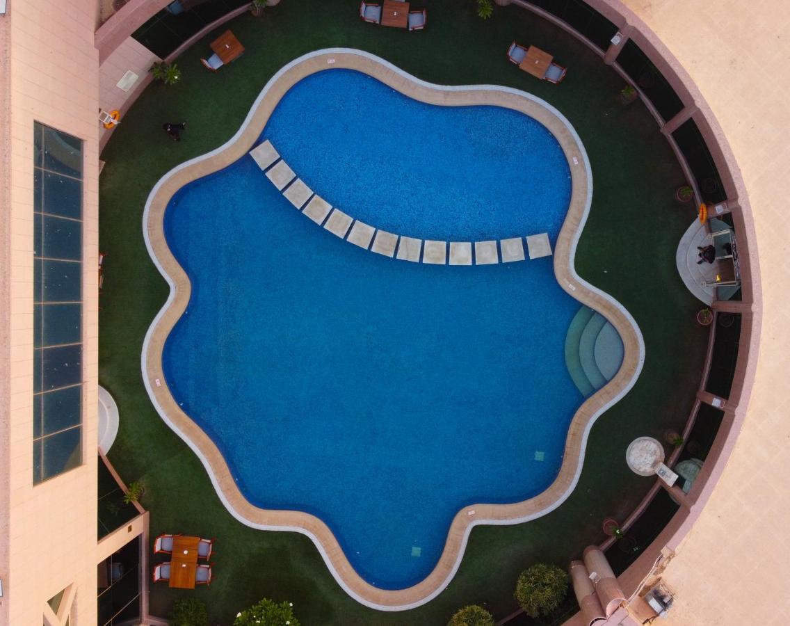 Ramada Hotel & Suites By Wyndham Al Qassim Ель-Букайрія Екстер'єр фото Swimming pool at the hotel