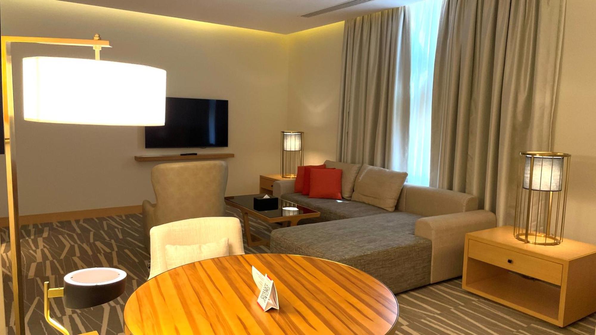 Ramada Hotel & Suites By Wyndham Al Qassim Ель-Букайрія Екстер'єр фото Living room of a suite