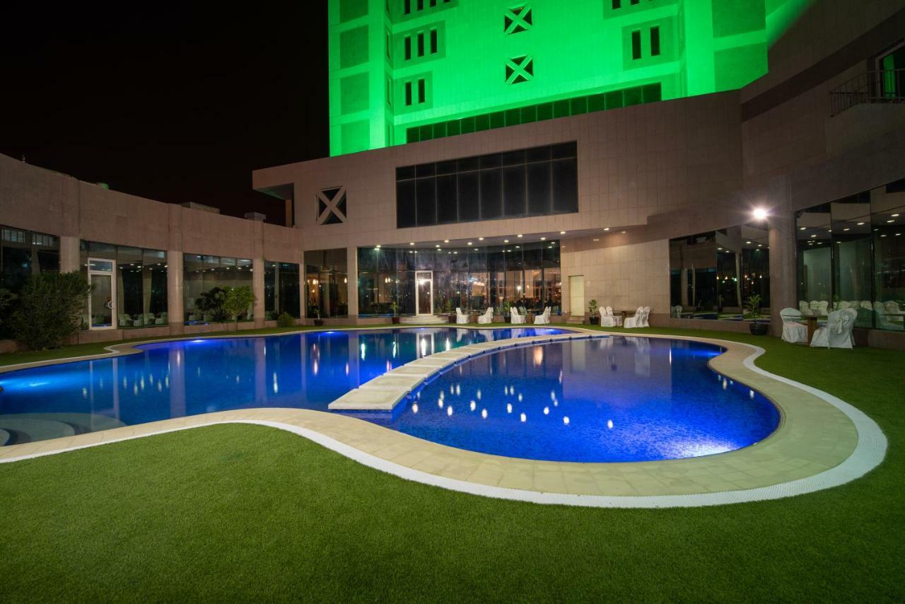 Ramada Hotel & Suites By Wyndham Al Qassim Ель-Букайрія Екстер'єр фото The pool at the hotel