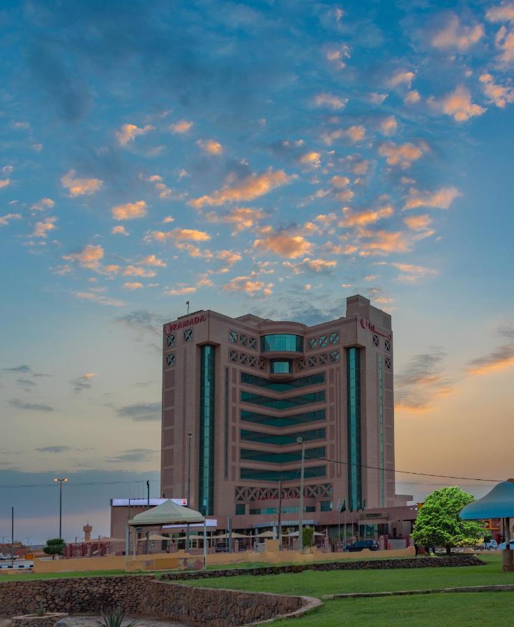 Ramada Hotel & Suites By Wyndham Al Qassim Ель-Букайрія Екстер'єр фото The hotel at sunset